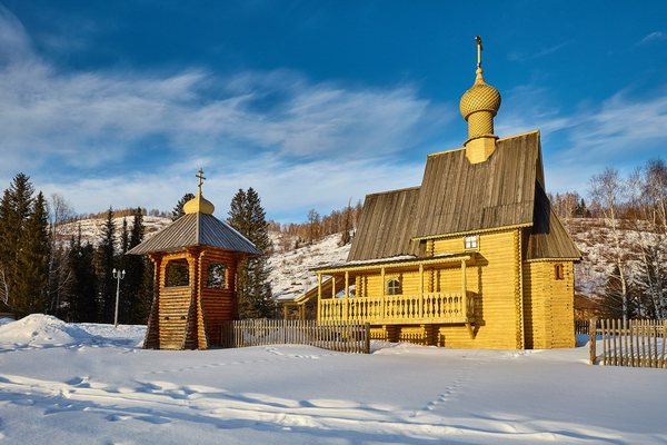 Храм и звонница солнечной зимой