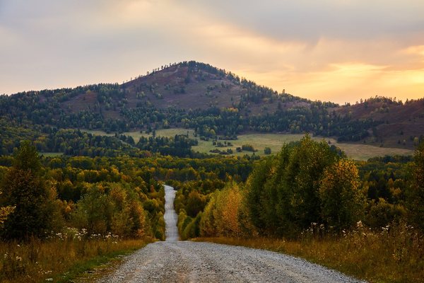 Прямая дорога к горе на закате
